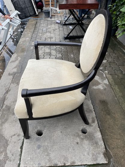 เก้าอี้อาร์มแชร์ เบาะผ้ากำมะหยี่ สีครีม โครงขาไม้สีดำ
