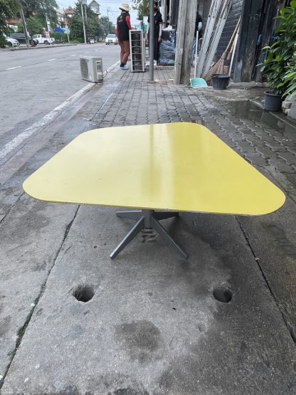 โต๊ะกลาง ท็อปงานดีไซน์ สีเหลือง ขาเหล็กสีเทา