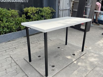 โต๊ะทานอาหาร ท็อปไม้สีขาว โครงขาเหล็กสีดำ แบรนด์ IKEA รุ่น LINNMON Made in Poland