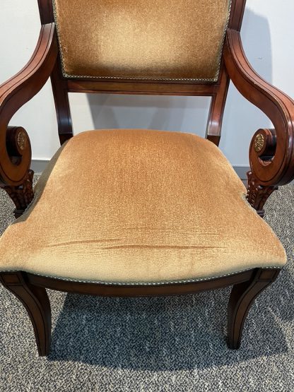 เก้าอี้อาร์มแชร์ เบาะผ้ากำมะหยี่ สีน้ำตาลทอง โครงไม้ แขนม้วน