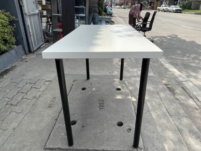โต๊ะทานอาหาร ท็อปไม้สีขาว โครงขาเหล็กสีดำ แบรนด์ IKEA รุ่น LINNMON Made in Poland