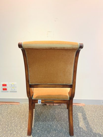 เก้าอี้อาร์มแชร์ เบาะผ้ากำมะหยี่ สีน้ำตาลทอง โครงไม้ แขนม้วน