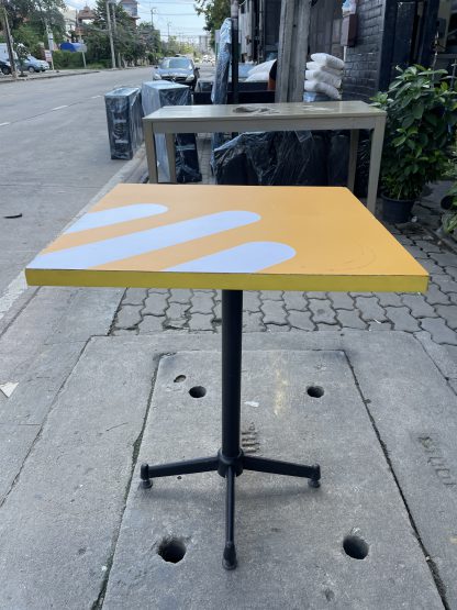 โต๊ะบาร์ โครงขาเหล็ก ท็อปไม้อัด พิมพ์ลายกราฟฟิกสีเหลือง