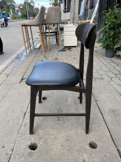เก้าอี้ไม้จริง สีน้ำตาลเข้ม เบาะหนังเทียมสีดำ