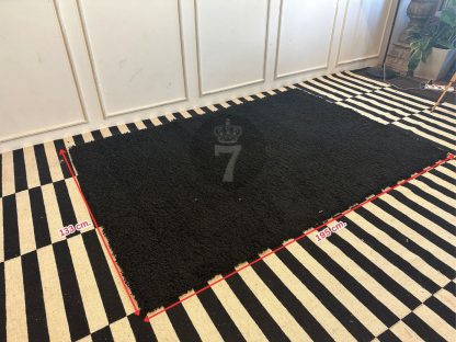 10.พรมขนสั้นสี่เหลี่ยมผืนผ้าสีดำ แบรนด์ IKEA รุ่น HAMPEN