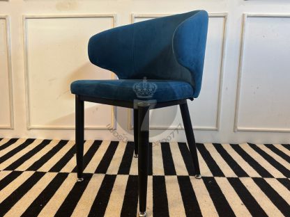 01.เก้าอี้อาร์มแชร์เบาะผ้ากำมะหยี่สีน้ำเงิน โครงขาเหล็กสีดำ