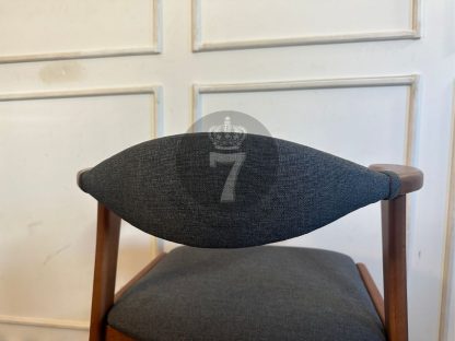24.เก้าอี้อาร์มเเชร์ไม้สน เบาะผ้าสีเทา งานดีไซน์