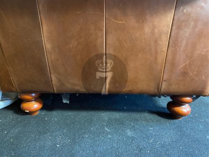 01.โซฟาเชสเตอร์ฟิลด์ 3 ที่นั่ง หนังแท้สีน้ำตาล งานเก่า หนังสวยพนักพิงดึงดุม ขาไม้กลึง