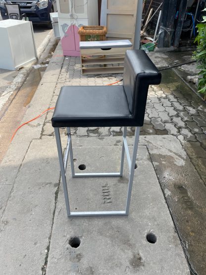 เก้าอี้บาร์ เบาะหนังเทียมสีดำ ขาเหล็ก แบรนด์ Modernform