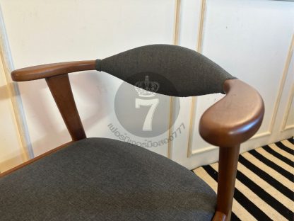 24.เก้าอี้อาร์มเเชร์ไม้สน เบาะผ้าสีเทา งานดีไซน์
