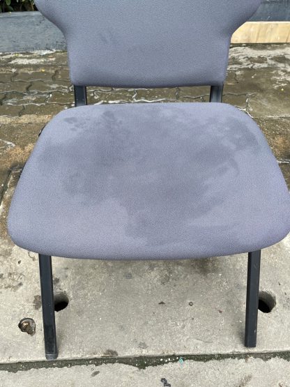 เก้าอี้ เบาะผ้าสีเทา โครงขาเหล็กสีดำ แบรนด์ Perfect
