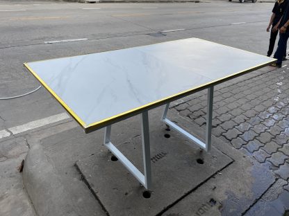 โต๊ะอเนกประสงค์ ท็อปหินเทียมสีขาว ขอบอลูมิเนียมสีทอง ขาเหล็กสีขาว มีล้อเลื่อน