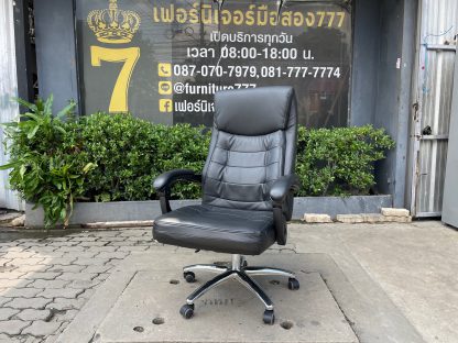 เก้าอี้ผู้บริหาร เบาะหนังเทียมสีดำ หลังสูง หุ้มหนังที่พักแขน โช้คปรับขึ้น-ลงได้ ขาเหล็ก มีล้อเลื่อน แบรนด์ FURRADEC