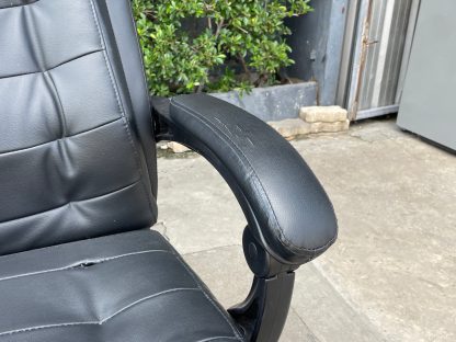 เก้าอี้ผู้บริหาร เบาะหนังเทียมสีดำ หลังสูง หุ้มหนังที่พักแขน โช้คปรับขึ้น-ลงได้ ขาเหล็ก มีล้อเลื่อน แบรนด์ FURRADEC