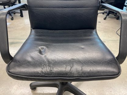 เก้าอี้สำนักงาน เบาะหนังเทียมสีดำ มีล้อเลื่อน