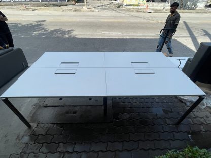 ชุดโต๊ะทำงานกลุ่ม 4 ที่นั่ง แบรนด์ Practika มีช่องสายไฟ ท็อปไม้ MDF สีขาว โครงขาเหล็ก