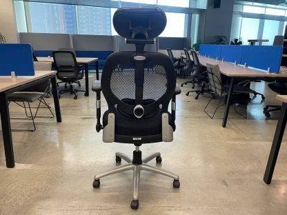 เก้าอี้สำนักงานหลังสูง เบาะผ้าสีดำ พนักพิงหลังตาข่าย ที่รองคอบุหนัง ที่พักแขนปรับขึ้น-ลงได้ มีโช้คปรับขึ้น-ลงได้ มีล้อเลื่อน