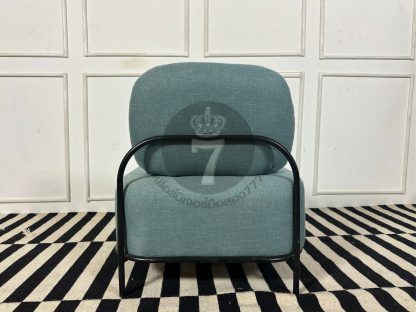 01 โซฟา 1 ที่นั่ง เบาะผ้าสีฟ้าน้ำทะเล โครงขาเหล็กสีดำ พร้อมโต๊ะกลมท็อปหินทรายขัด โครงขาเหล็ก