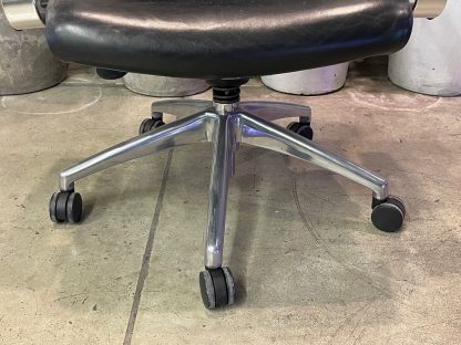 เก้าอี้สำนักงานหลังสูง เบาะหนังเทียมสีดำ ที่พักแขนบุหนังเทียม มีโช้คปรับขึ้น-ลงได้ มีล้อเลื่อน