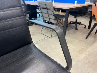 เก้าอี้สำนักงาน เบาะหนังเทียมสีดำ มีล้อเลื่อน