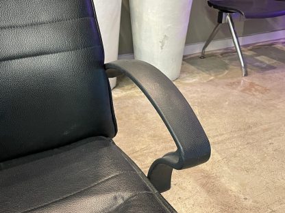 เก้าอี้สำนักงานหลังสูง เบาะหนังเทียมสีดำ มีล้อเลื่อน