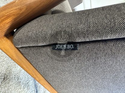 30.ชุดอาร์มแชร์ 4 ที่นั่ง เบาะผ้าสีเทาเข้ม โครงขาไม้สน แบรนด์ Joe’s Bo