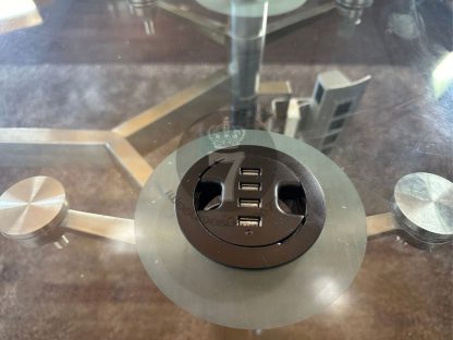 4.โต๊ะทำงาน โครงขาสแตนเลส ท็อปกระจก tempered glass มีปลั๊กเสียบ USB และที่แขวนจอคอม