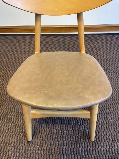 เก้าอี้ไม้จริง เบาะหนังเทียม สีน้ำตาล