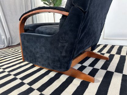06.เก้าอี้อาร์มแชร์เบาะผ้ากำมะหยี่สีดำ โครงขาไม้ ปรับนอนได้ แบรนด์ LA-Z-Boy