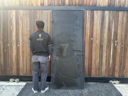 14.ประตูพร้อมวงกบเหล็กสีดำ