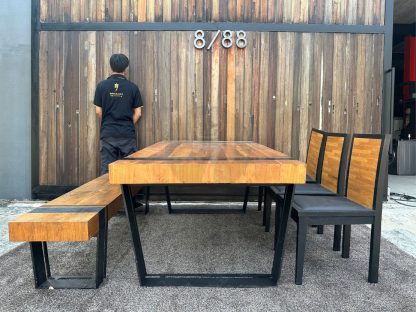 31.โต๊ะทานข้าวท็อปไม้สักโครงขาเหล็กสีดำ พร้อมม้านั้งและเก้าอี้เบาะหนังแท้สีดำปักหมุดโครงขาไม้เข้าเซ็ต