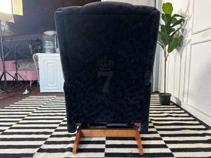 06.เก้าอี้อาร์มแชร์เบาะผ้ากำมะหยี่สีดำ โครงขาไม้ ปรับนอนได้ แบรนด์ LA-Z-Boy