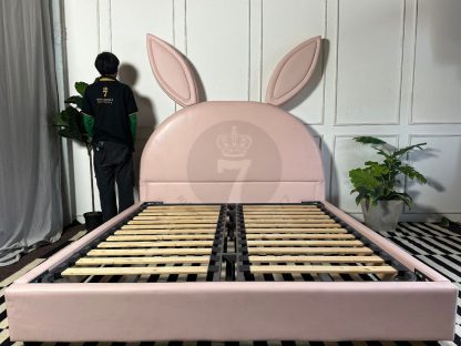 22.เตียงนอน Pink Bunny ขนาด 5 ฟุต บุหนัง PU สีชมพู พื้นเตียงไม้สนโครงขาเหล็ก