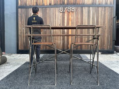 15.ชุดโต๊ะบาร์พร้อมเก้าอี้ โครงขาเหล็ก ท็อปไม้สัก 2 ที่นั่ง เข้าเซ็ต