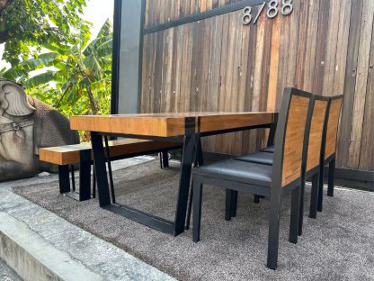 31.โต๊ะทานข้าวท็อปไม้สักโครงขาเหล็กสีดำ พร้อมม้านั้งและเก้าอี้เบาะหนังแท้สีดำปักหมุดโครงขาไม้เข้าเซ็ต
