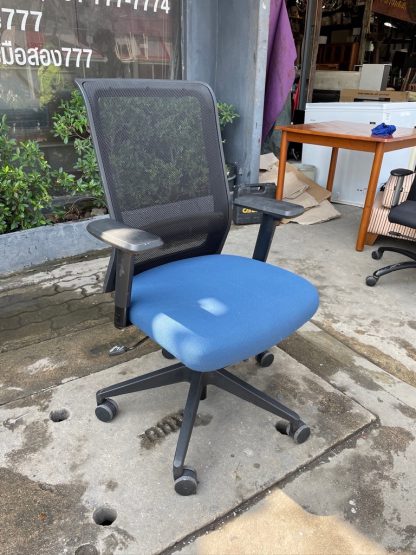 เก้าอี้สำนักงาน แบรนด์ KOKUYO เบาะผ้าสีน้ำเงิน