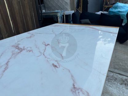 07.โต๊ะอเนกประสงค์ ท็อปหินเทียมสีขาว โครงขาไม้สน