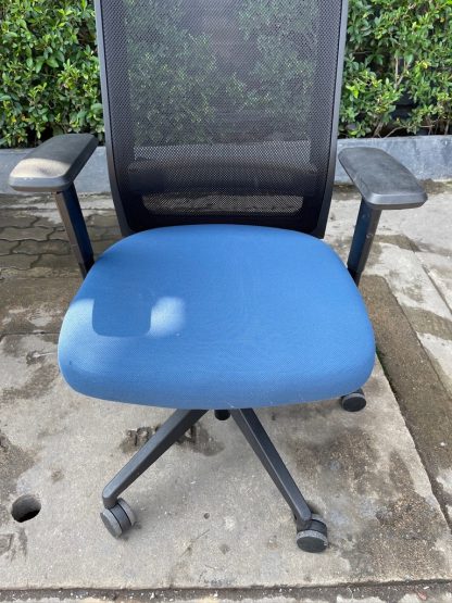 เก้าอี้สำนักงาน แบรนด์ KOKUYO เบาะผ้าสีน้ำเงิน