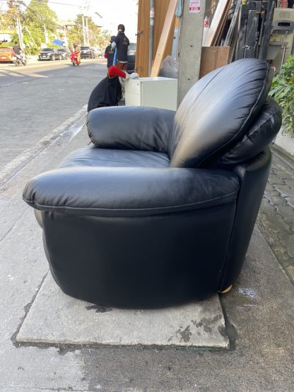 เก้าอี้อาร์มแชร์ เบาะหนังแท้ผิวสัมผัส สีดำ