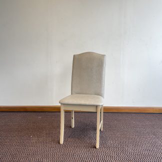 เก้าอี้ เบาะหนังเทียมสีครีม โครงขาไม้จริง