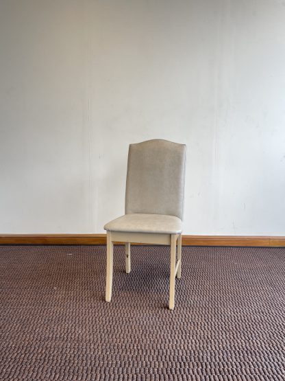 เก้าอี้ เบาะหนังเทียมสีครีม โครงขาไม้จริง