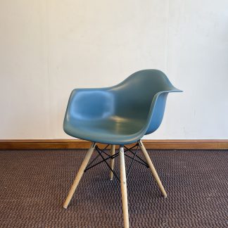 เก้าอี้ เบาะผ้าและพนักพิง สีฟ้าอมเขียว ขาเหล็ก
