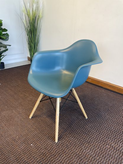 เก้าอี้อาร์มแชร์ เบาะพลาสติกสีฟ้าอมเขียว