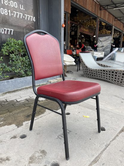 เก้าอี้ เบาะและพนักพิงหุ้มหนังเทียม สีแดงเลือดหมู โครงขาเหล็กสีดำ