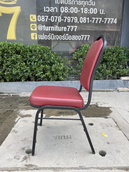 เก้าอี้ เบาะและพนักพิงหุ้มหนังเทียม สีแดงเลือดหมู โครงขาเหล็กสีดำ