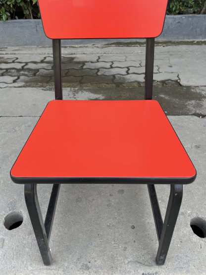เก้าอี้โครงเหล็ก เบาะและพนักพิงไม้ MDF สีแดง โครงขาเหล็กสีดำ