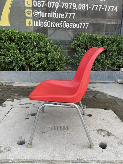 เก้าอี้พลาสติก สีแดง ขาเหล็ก