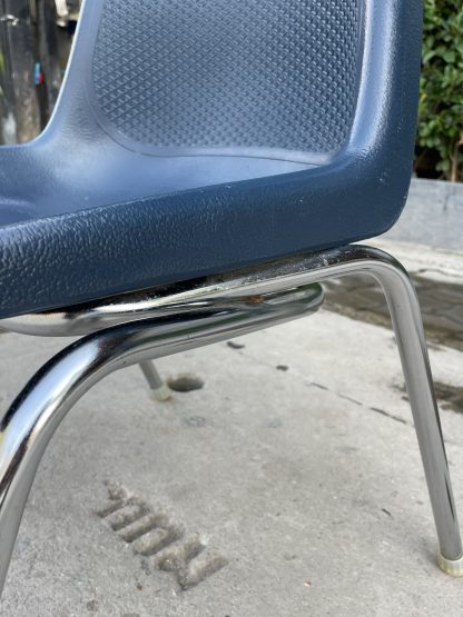 เก้าอี้พลาสติก สีกรมท่า พนักพิงหลังลาย ขาเหล็ก