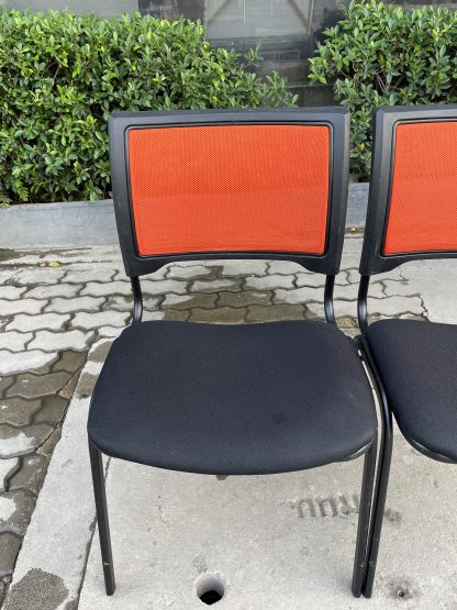 เก้าอี้โครงเหล็ก เบาะผ้าสีดำ พนักพิงหลังตาข่ายสีส้ม