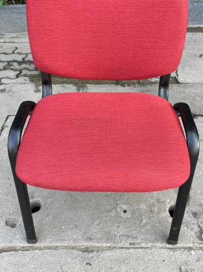 เก้าอี้ เบาะและพนักพิงผ้า สีแดงอมส้ม ขาเหล็กสีดำ